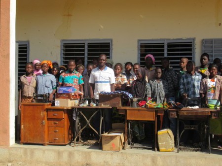 livraison de 5 machines à coudre poue le centre de formation des apprentis couturiers (01/2017)